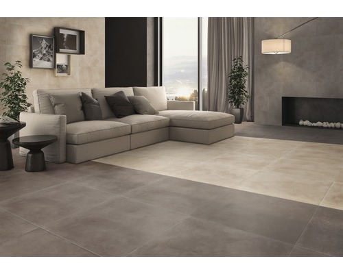 Salon lumineux avec carrelage, canapé et décoration