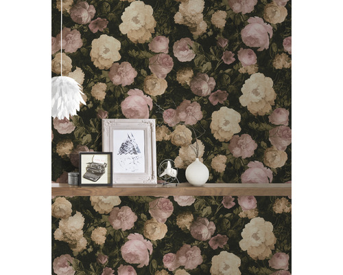 Papier peint avec motif floral de roses devant un mur décoré