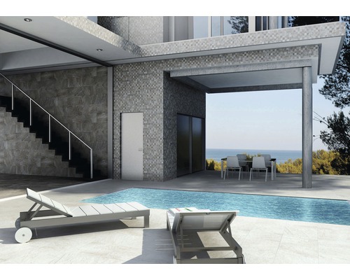 Vue extérieure d''une maison avec piscine, terrasse avec chaises longues et escalier