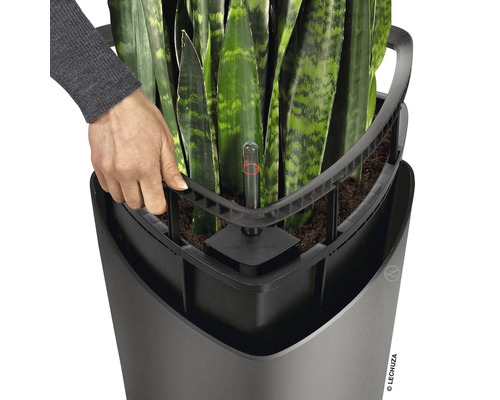 Gros plan d''un pot de fleurs avec système d''arrosage et indicateur de niveau d''eau