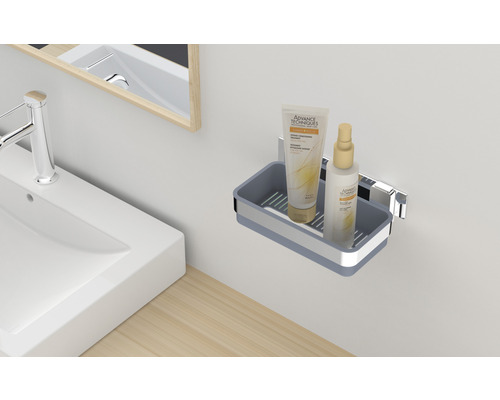 Salle de bain avec lavabo, miroir et étagère de rangement pour articles de toilette