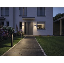 Beleuchteter Gartenweg zu einem modernen Haus mit Aussenbeleuchtung