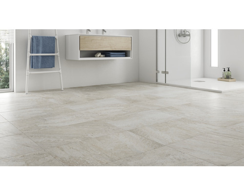 Salle de bain moderne avec carrelage de sol clair, douche et lavabo