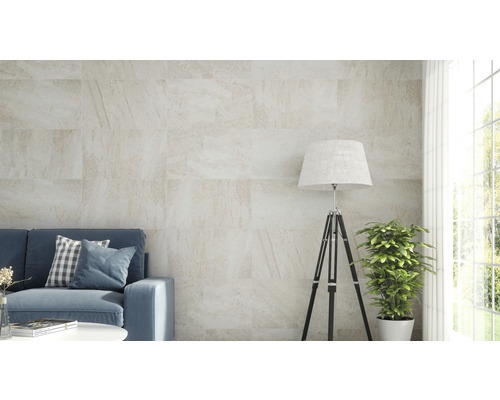 Salon avec canapé et carreaux muraux imitation pierre.
