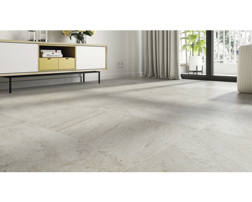 Pièce lumineuse avec carrelage au sol, un buffet et une fenêtre.