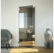 Glastür mit Beschlägen in einem hellen Raum