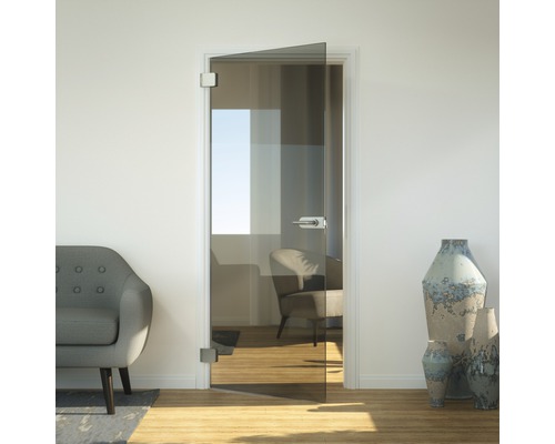 Glastür mit Beschlägen in einem hellen Raum