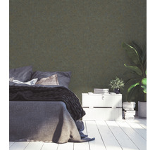 Chambre avec lit, commode, plantes d''intérieur et papier peint vert