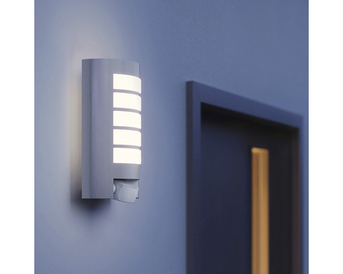 Applique murale avec détecteur de mouvement à côté d''une porte