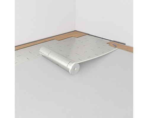 Coin de pièce avec sous-couche isolante au sol et pose de stratifié