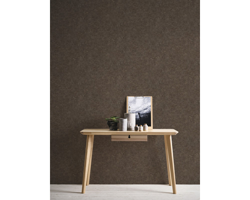 Table en bois avec éléments décoratifs devant un mur structuré