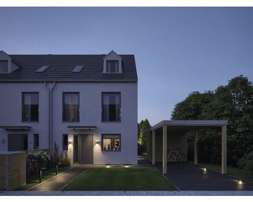 Reihenhaus mit Carport und Garten bei Dämmerung