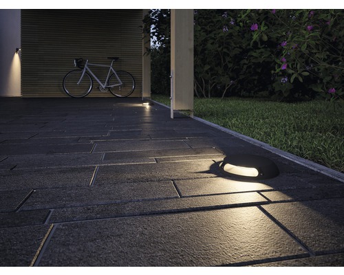 Aussenbereich mit Bodenstrahler und Fahrrad