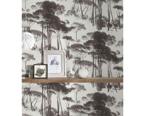 Papier peint avec motif de forêt dans une pièce avec une étagère