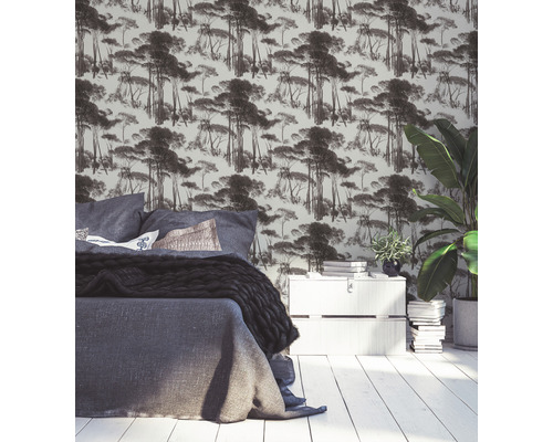 Chambre à coucher avec papier peint à motif de forêt, lit, table de chevet et plante d''intérieur