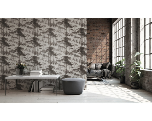 Salon avec papier peint à motif d''arbres, table, tabouret et canapé