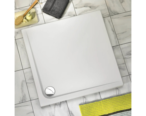 Quadratische Duschwanne mit Ablaufgarnitur auf Fliesenboden