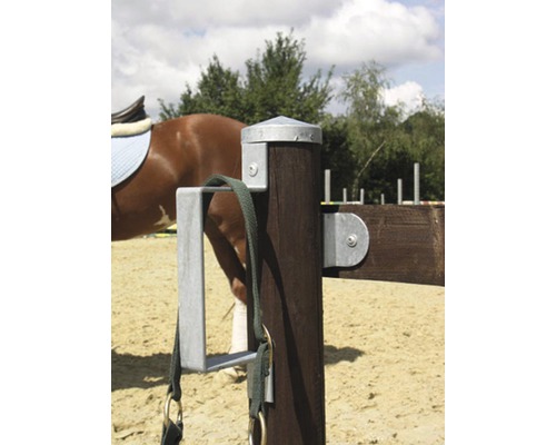 Gros plan d''un poteau en bois avec support et équipement pour chevaux
