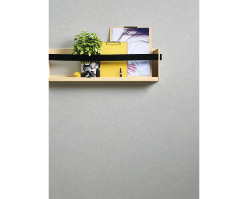 Étagère en bois avec plante, documents et décoration