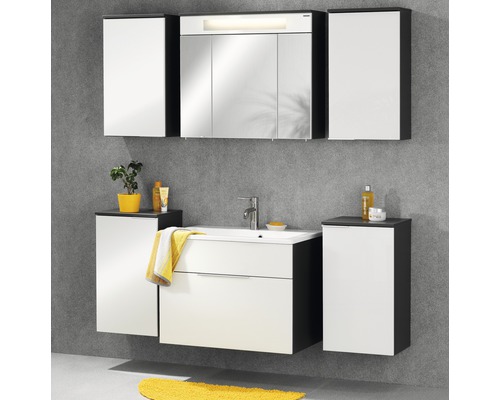 Salle de bains avec lavabo, armoire de toilette et armoires suspendues