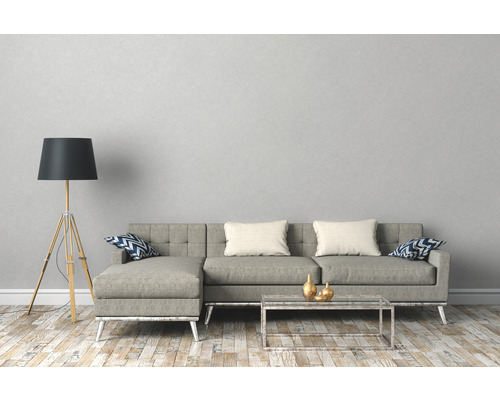 Salon moderne avec canapé gris, lampadaire et table basse