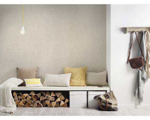 Espace de vie avec banc, coussins, pile de bois et décoration