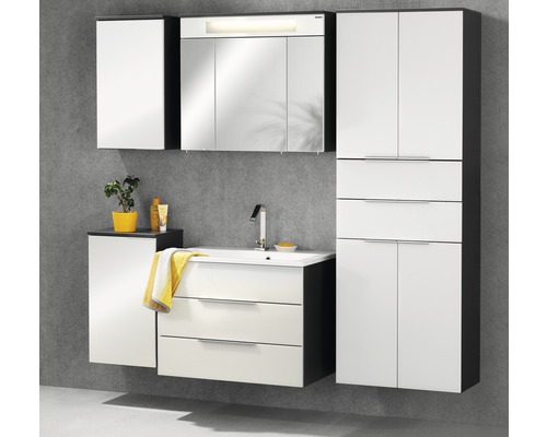 Salle de bains avec meuble sous-vasque, armoire de toilette, meuble haut et armoire haute