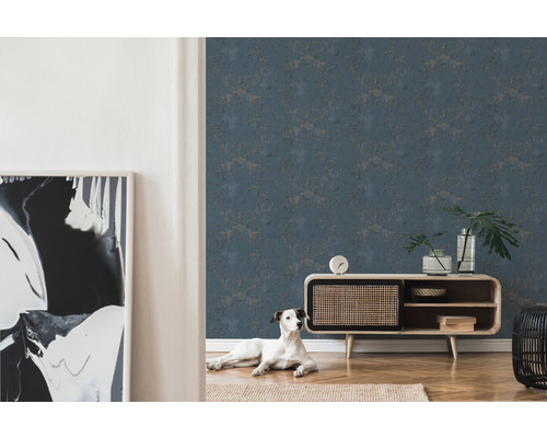 Wohnzimmer mit gemusterter Tapete, Sideboard und Hund