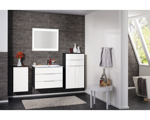 Salle de bains moderne avec meuble-lavabo, armoire de toilette et meubles de salle de bains dans une salle de bains carrelée de gris