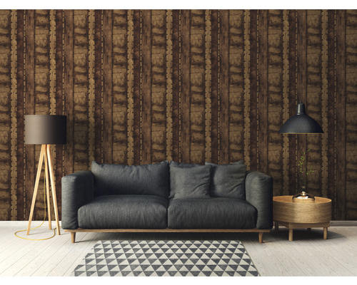Décoration murale décorative avec un papier peint imitation bois dans un salon avec canapé, lampe et table.