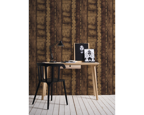 Bureau avec bureau, chaise et papier peint de style industriel