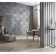 Wohnzimmer mit floral gemusterter Tapete und gestreifter Tapete