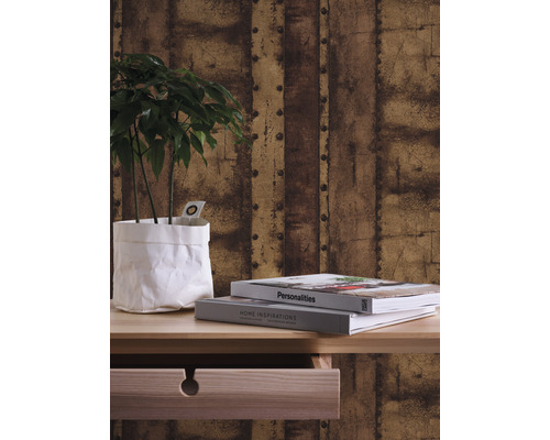 Mur décoratif avec papier peint à motifs, plante, livres et commode