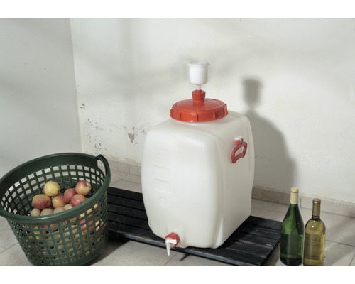 Kunststoffgärbehälter mit Äpfeln in einem Korb und Weinflaschen.