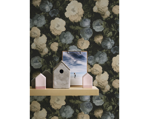 Dekorative Tapete mit Blumenmuster, ergänzt durch eine schmale Ablage mit Wohnaccessoires.