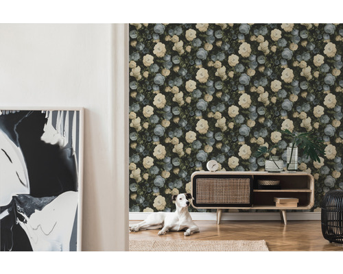 Dekorative Wand mit geblümter Tapete, Sideboard und Hund im Wohnzimmer.