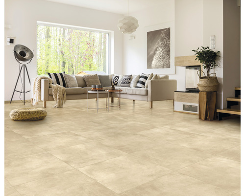 Salon lumineux avec carrelage, canapé et fenêtre