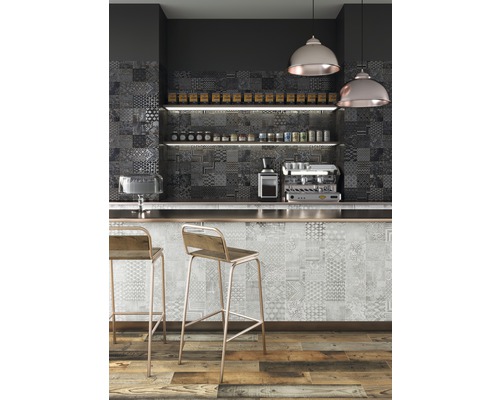 Café-Szene mit gemusterten Fliesen an Wand und Theke, zwei Barhockern und Regalen mit Kaffeeprodukten