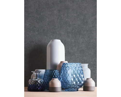 Arrangement de différents vases sur une table.