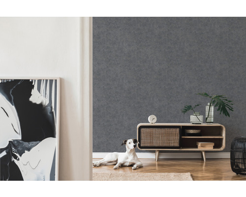 Papier peint intissé gris sur un mur de salon