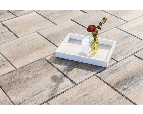 Pavés autobloquants sur terrasse avec plateau, vase de fleurs et bougie