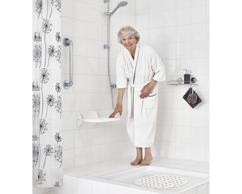 Badezimmer mit Duschhocker, Haltegriff, Duschvorhang und Duschkopf für ein barrierefreies Duscherlebnis