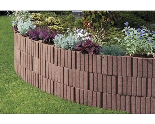 Beetbegrenzung aus Betonsteinen mit Pflanzen