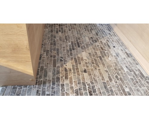 Vue détaillée d''un sol avec des carreaux de mosaïque et une armoire en bois