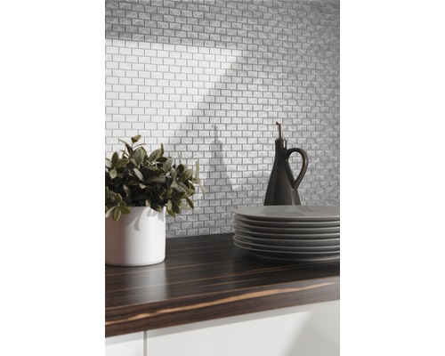 Küchenszene mit Backsteinmosaikfliesen, Geschirr und Dekoration