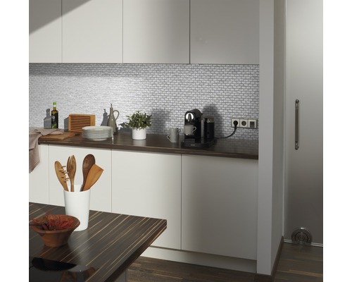 Moderne Küche mit weißen Schränken, Mosaikfliesen und Holzarbeitsplatte