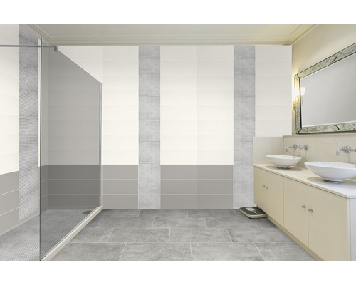 Salle de bain moderne avec douche, lavabos et carrelage