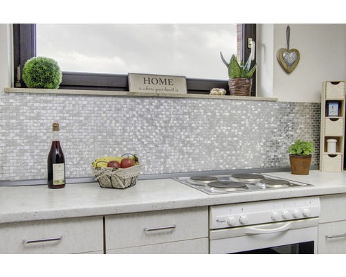 Küchenszene mit Mosaikfliesenwand, Herd und Dekorationen