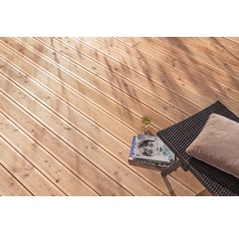 Holzterrasse mit Riffelstruktur und Gartenmöbeln