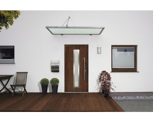 Hausfassade mit Haustür, Vordach, Briefkasten und Dekoration